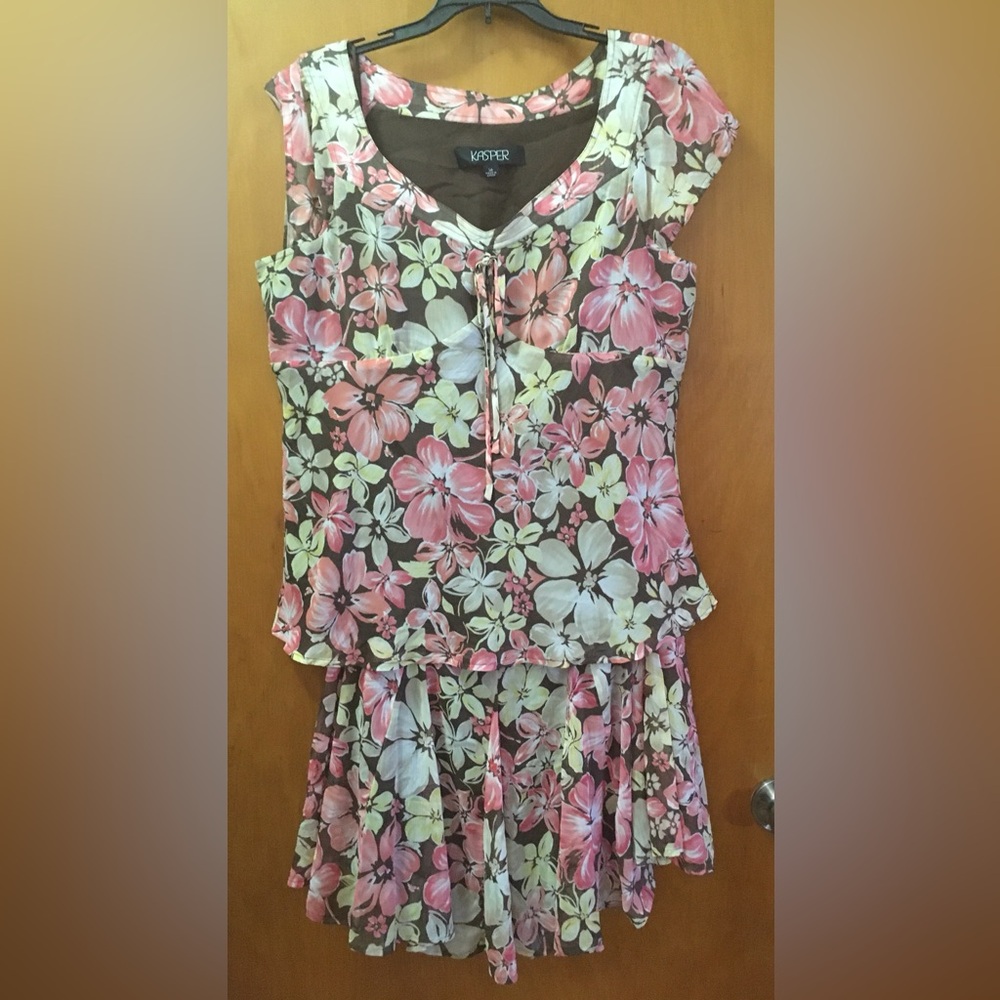 2-Piece Floral Outfit. Top is a size 14, and skirt is a 16P. It’s fully lined.